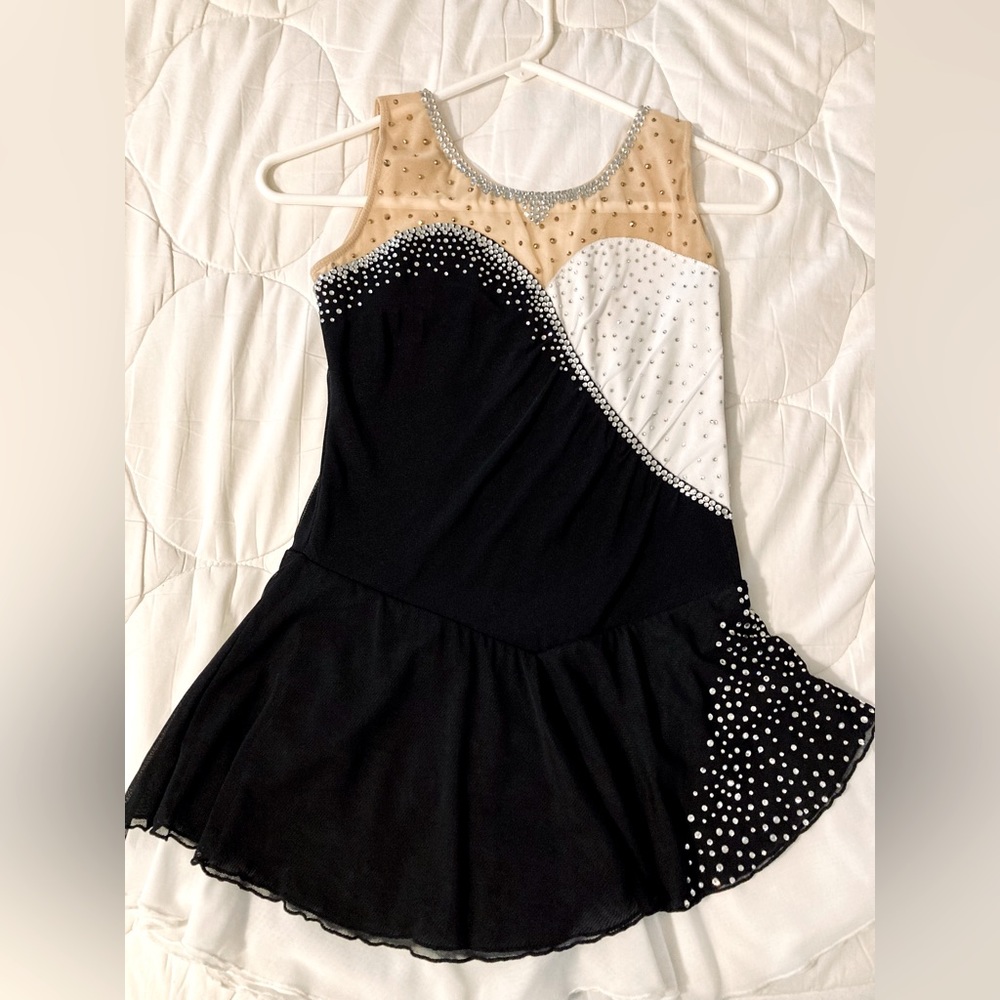 Black/white skating dress, AS, EUC. Sleeveless, power mesh, multilayer skirt.